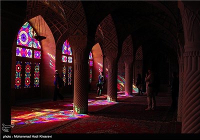 مسجد نصیر الملک از نظر کاشیکاری و مقرنس کاری از زیباترین مساجد ایران است. 
