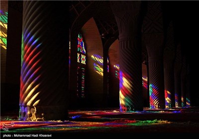 مسجد نصیر الملک از نظر کاشیکاری و مقرنس کاری از زیباترین مساجد ایران است. 