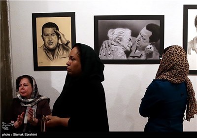 حضور احمدی نژاد در نمایشگاه نقاشی به مناسبت سالگرد هوگوچاوز