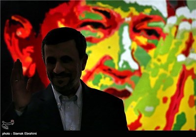 حضور احمدی نژاد در نمایشگاه نقاشی به مناسبت سالگرد هوگوچاوز