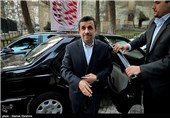 محمود احمدی‌نژاد به جمع راهپیمایان 22 بهمن پیوست