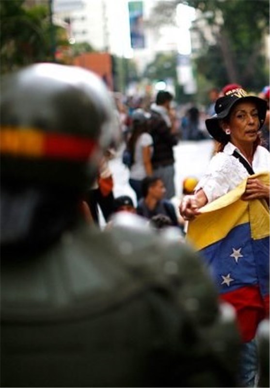 معترضان با پلیس ونزوئلا در کاراکاس درگیر شدند