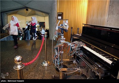 ربات پیانیست در مجموعه فرهنگی هنری برج آزادی