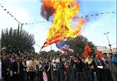 جوانان تهرانی پرچم آمریکا را به آتش کشیدند +فیلم