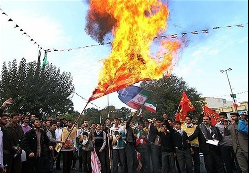 المتظاهرون فی طهران یحرقون العلمین الأمریکی والصهیونی ویهتفون ضد داعش وآل سعود