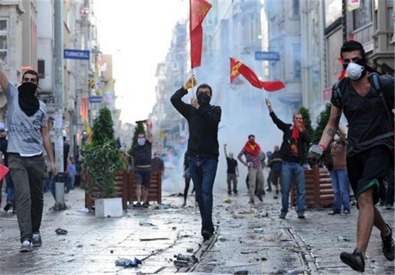 Police Fire Tear Gas to Block May Day Protesters in Istanbul