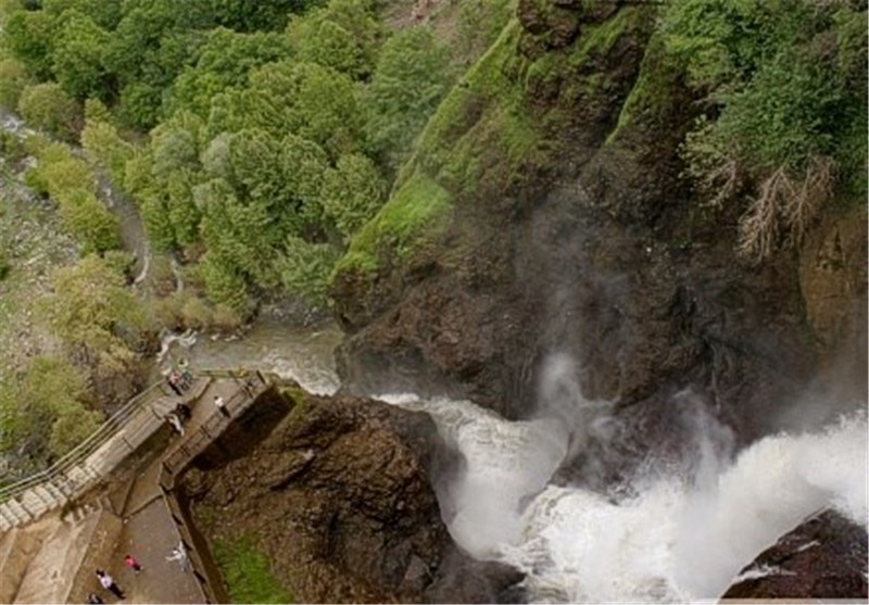 جوان 29 ساله از غرق شدن در آبشار شلماش نجات یافت