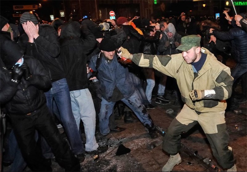 Thousands in Ukraine&apos;s Donetsk Rally for Crimea Split