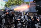 جلوگیری پلیس برزیل از ورود معترضان به محل برگزاری مسابقه فوتبال آرژانتین