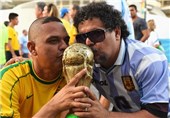 بوسه بدل مارادونا و رونالدو بر کاپ جام جهانی + عکس