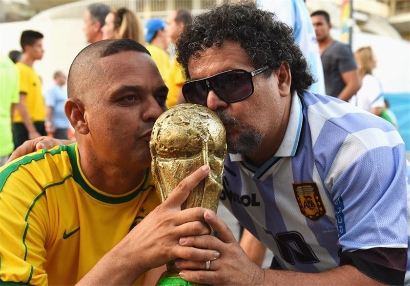 بوسه بدل مارادونا و رونالدو بر کاپ جام جهانی + عکس