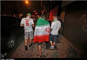 کری هواداران ایران و نیجریه در بیرون ورزشگاه + عکس