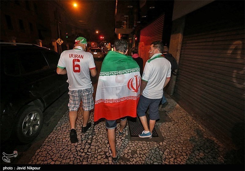 کری هواداران ایران و نیجریه در بیرون ورزشگاه + عکس