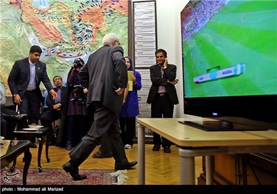 ظریف یتابع مباراة کرة القدم بین المنتخب الوطنی لایران الاسلامیة ونیجیریا