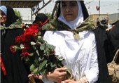 تصویر زنی با لباس عروس در تظاهرات زنان عراقی علیه داعش