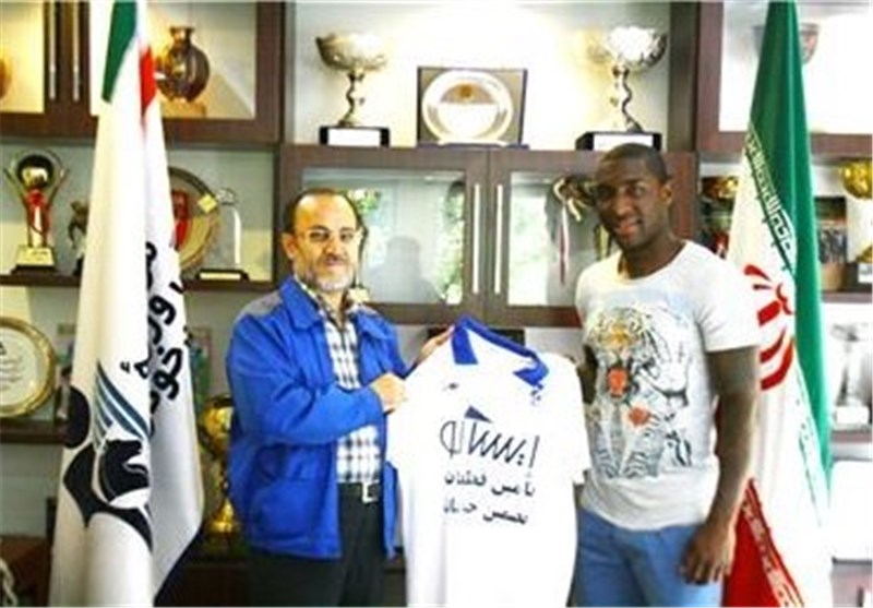 Esteghlal Midfielder Jlloyd Samuel Joins Paykan