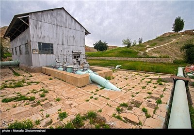 میدان نفتی مسجد سلیمان اولین و قدیمیترین میدان نفتی در خاورمیانه، در شهرستان مسجد سلیمان و در استان خوزستان واقع است. این میدان در سال ۱۲۸۷ خورشیدی توسط یک شرکت انگلیسی کشف و کار خود را آغاز نمود. از سال ۱۹۰۸ تا سال ۱۹۲۸ میلادی، تمام نفت تولیدی ایران از میدان نفتی مسجدسلیمان استخراج میگردید.