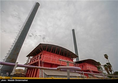 میدان نفتی مسجد سلیمان اولین و قدیمیترین میدان نفتی در خاورمیانه، در شهرستان مسجد سلیمان و در استان خوزستان واقع است. این میدان در سال ۱۲۸۷ خورشیدی توسط یک شرکت انگلیسی کشف و کار خود را آغاز نمود. از سال ۱۹۰۸ تا سال ۱۹۲۸ میلادی، تمام نفت تولیدی ایران از میدان نفتی مسجدسلیمان استخراج میگردید.