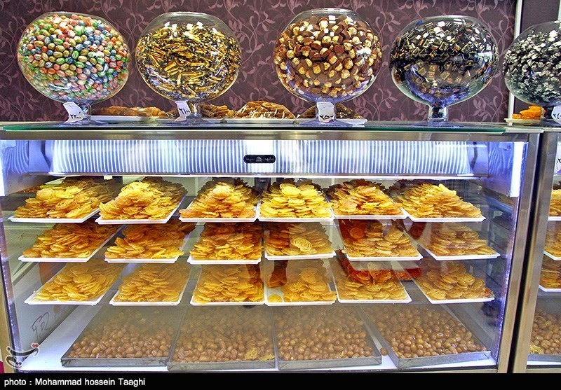 Photos: Zoolbia and Bamieh, Persian dessert for Ramadan