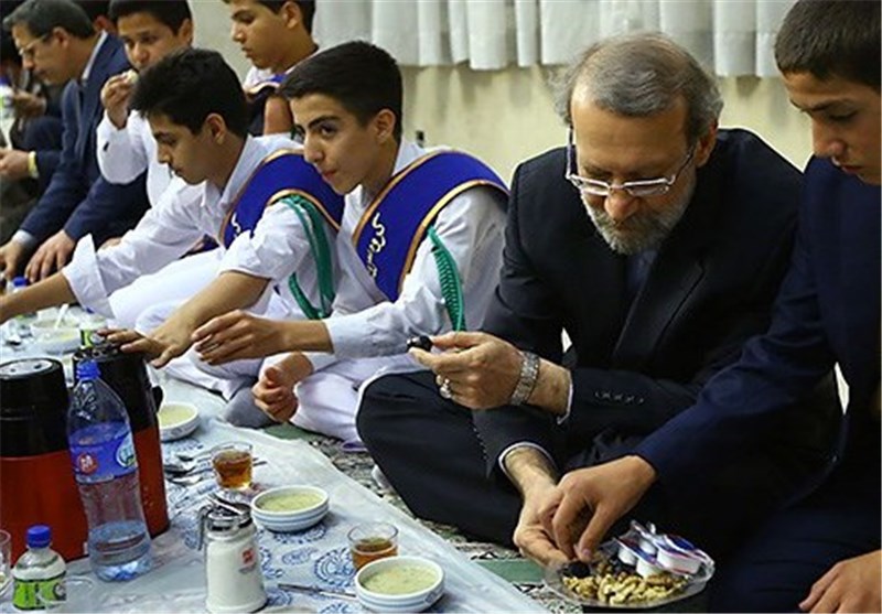 مهمانی افطار ایتام قم با حضور رئیس مجلس شورای اسلامی