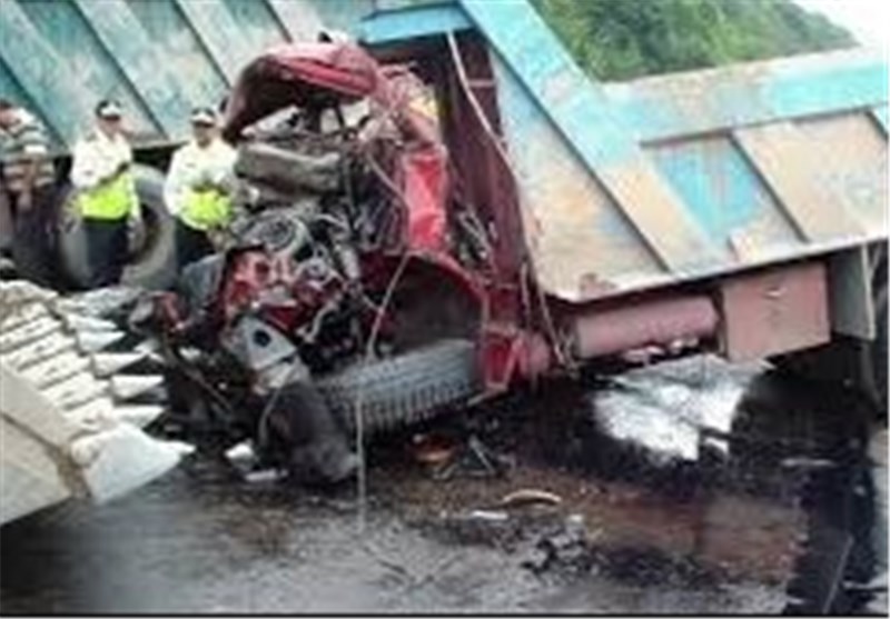 مرگ راننده تاکسی سمند پس از برخورد با کامیون
