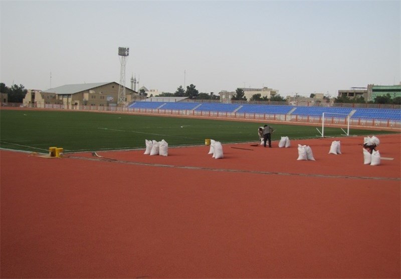 آماده‌سازی پیست دو و میدانی ورزشگاه شهید حیدریان قم + تصاویر