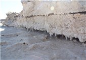عملیات اجرای کنترل ریزگردها و طوفان‌ نمک اراضی حاشیه دریاچه ارومیه آغاز شد