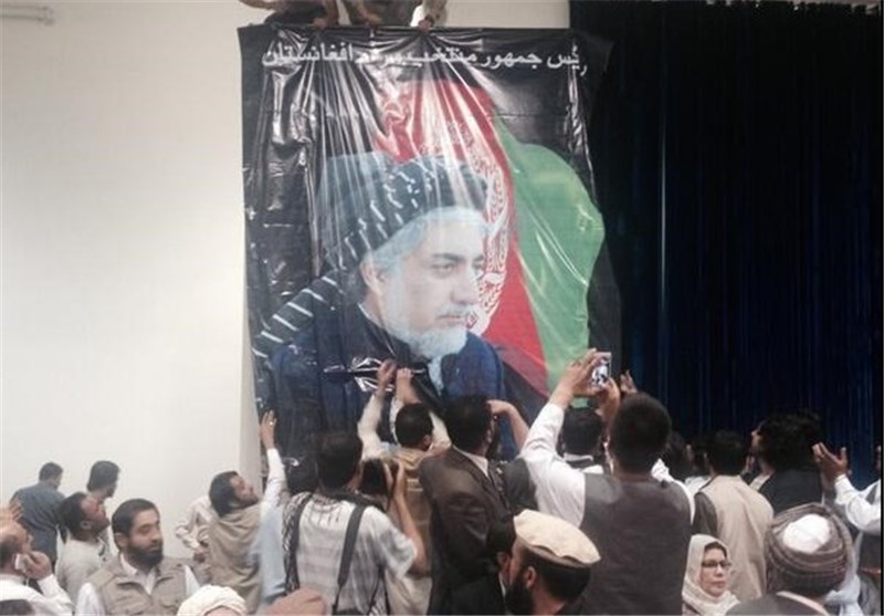 تصویر عبدالله در محل لویه جرگه افغانستان نصب شد