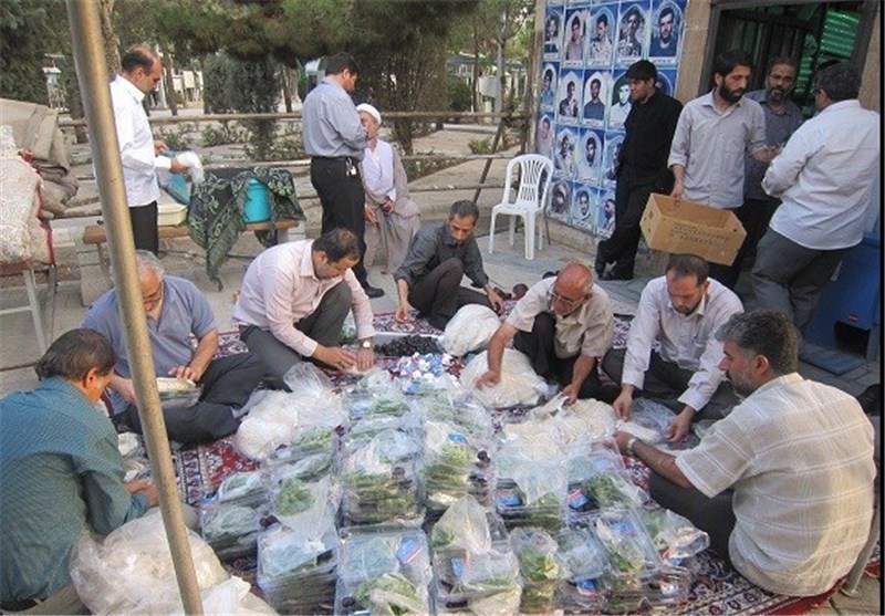 اطعام افطار توسط رزمندگان لشکر 27 در گلزار شهدای تهران