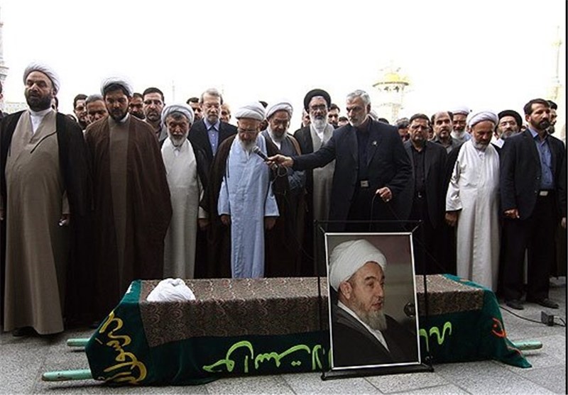 پیکر مرحوم آیت‌الله محمدی گیلانی در قم تشییع و خاکسپاری شد