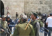 صهیونیست ها 6 بانوی نمازگزار فلسطینی را از مسجد الاقصی تبعید کردند