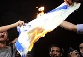 معترضان مصری پرچم رژیم صهیونیستی را به آتش کشیدند