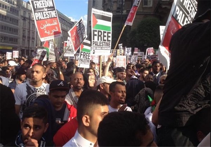 Crowds Protest BBC &apos;Biased Reporting&apos; on Gaza