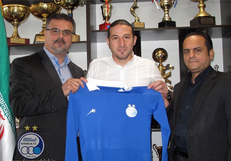 Esteghlal Midfielder Teymourian Extends Contract