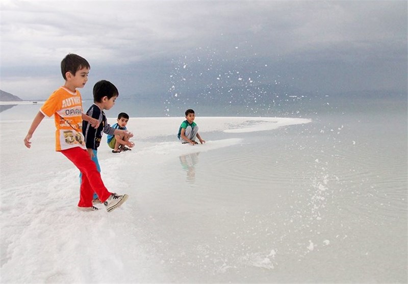 زمینه بهره‌گیری از نمک دریاچه ارومیه فراهم شود