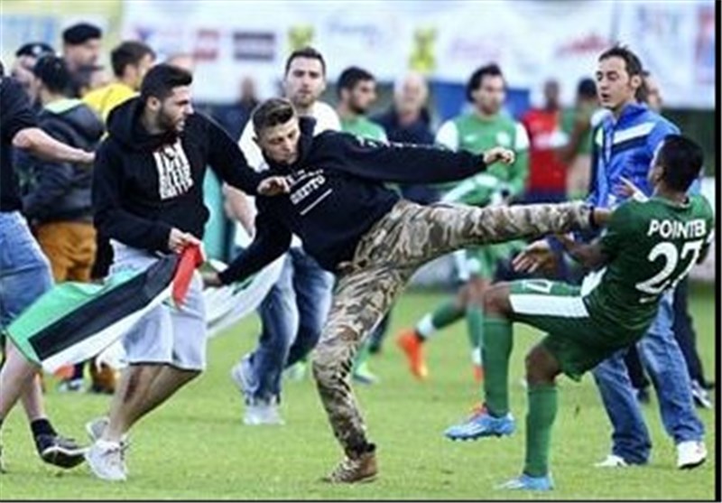 تصاویری از حمله حامیان غزه به بازیکنان اسرائیلی