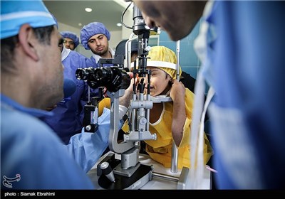  چشمان شوخان پس از دو بار پیوند توسط حسن قاضی زاده هاشمی وزیر بهداشت بینایی خود را بدست آورد