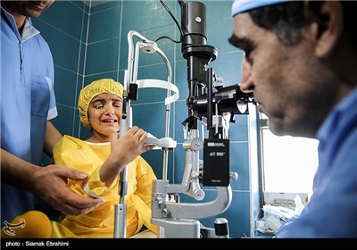  چشمان شوخان پس از دو بار پیوند توسط حسن قاضی زاده هاشمی وزیر بهداشت بینایی خود را بدست آورد