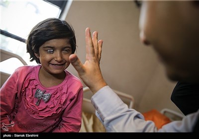 شوخان دختر 6 ساله ای که بینایی خود را به دلیل حساسیت دارویی از دست داده بود، توسط دکتر حسن قاضی زاده هاشمی وزیر بهداشت مورد عمل پیوند قرار گرفت و بینایی خود را بدست آورد .