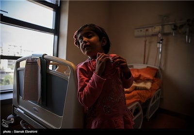 شوخان دختر 6 ساله ای که بینایی خود را به دلیل حساسیت دارویی از دست داده بود، توسط دکتر حسن قاضی زاده هاشمی وزیر بهداشت مورد عمل پیوند قرار گرفت و بینایی خود را بدست آورد .