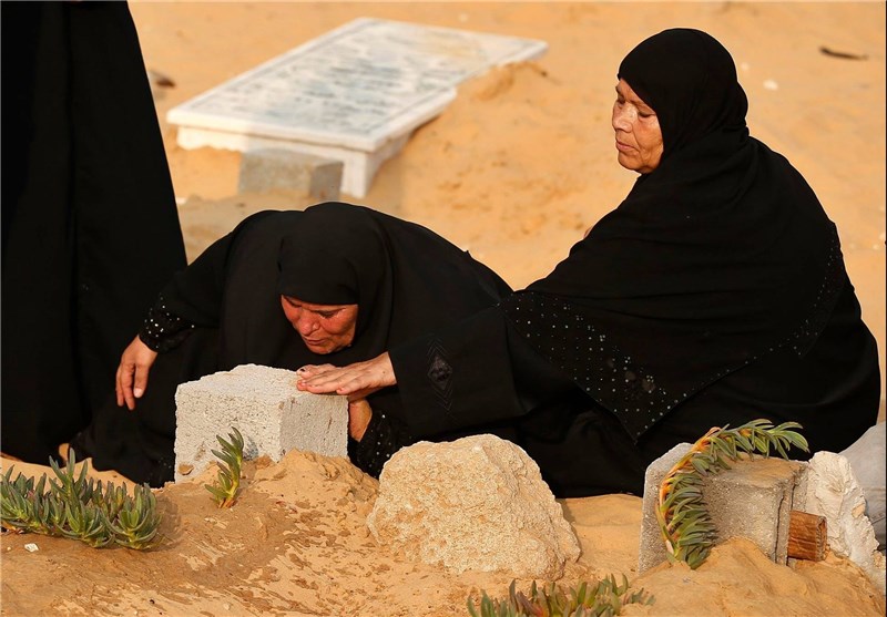 مادران غزه عید فطر را بر مزار شهدا جشن گرفتند +‌ عکس