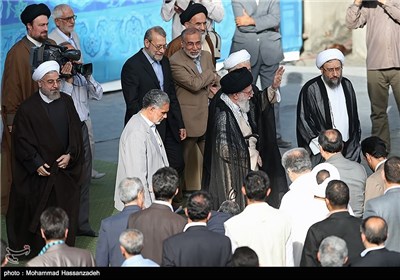 مقام معظم رهبری هنگام ورود به محل اقامه نماز عید سعید فطر