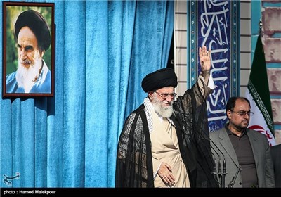 مقام معظم رهبری هنگام ورود به محل ایراد خطبه های نماز عید سعید فطر-مصلی تهران