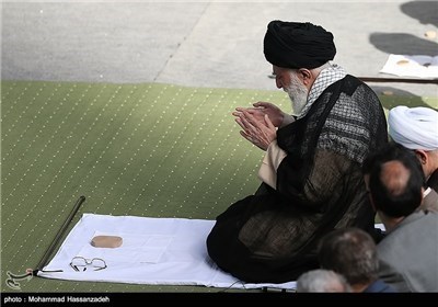 اقامة صلاة عید الفطر بإمامة الامام الخامنئی فی مصلی الامام الخمینی فی طهران
