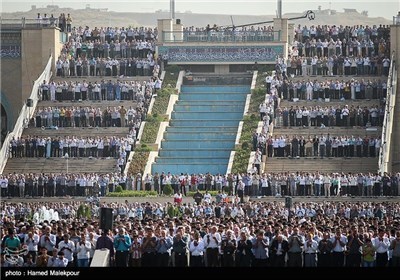 اقامة صلاة عید الفطر بإمامة الامام الخامنئی فی مصلی الامام الخمینی فی طهران