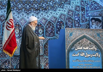 آیت الله موحدی کرمانی خطیب نماز جمعه تهران هنگام ورود به جایگاه