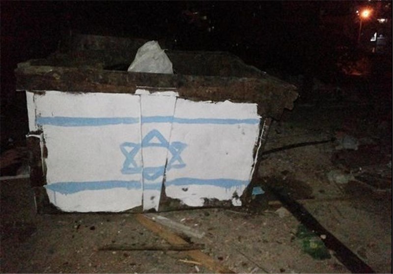 جوانان اردنی سطل‌های زباله را به پرچم اسرائیل مزین کردند + عکس