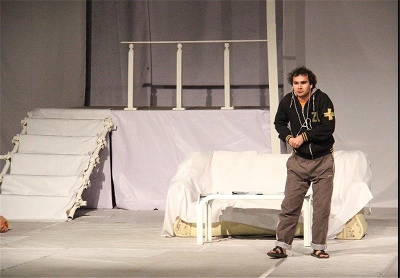 اجرای &quot;کابوس‌های پیرمرد بازنشسته خائن ترسو&quot; در تئاتر شهر مشهد+تصاویر