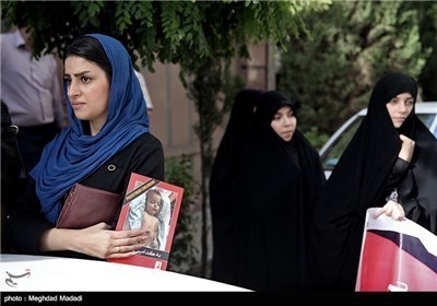 تجمع طلبة أمام مکتب رعایة المصالح المصریة فی طهران