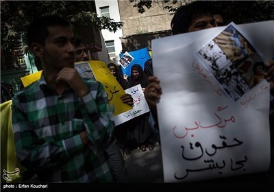 تجمع الطلبة الجامعیین امام السفارة الفلسطینیة فی طهران
